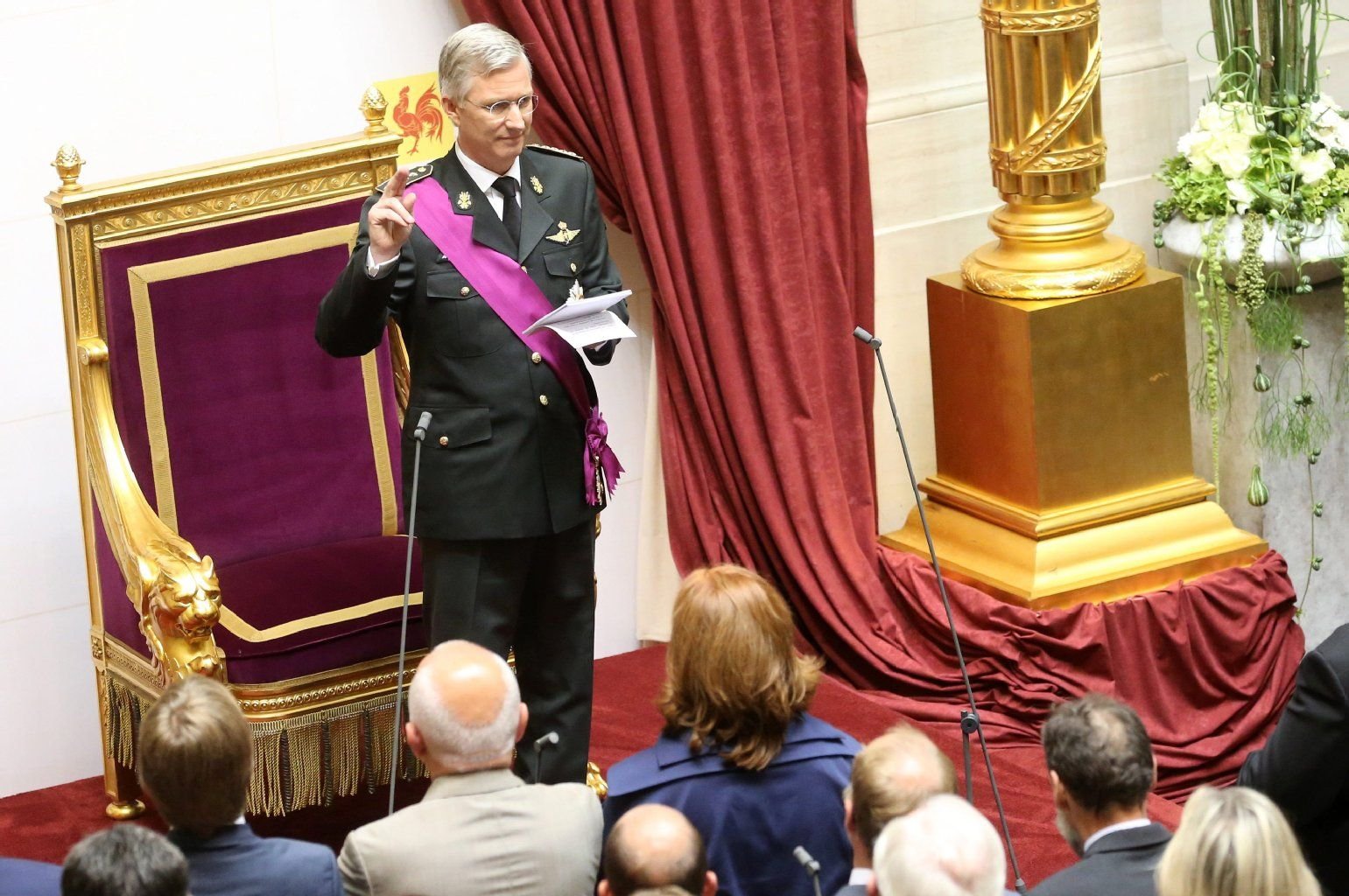 König Philippe legt den Amtseid im Palast der Nation ab.
