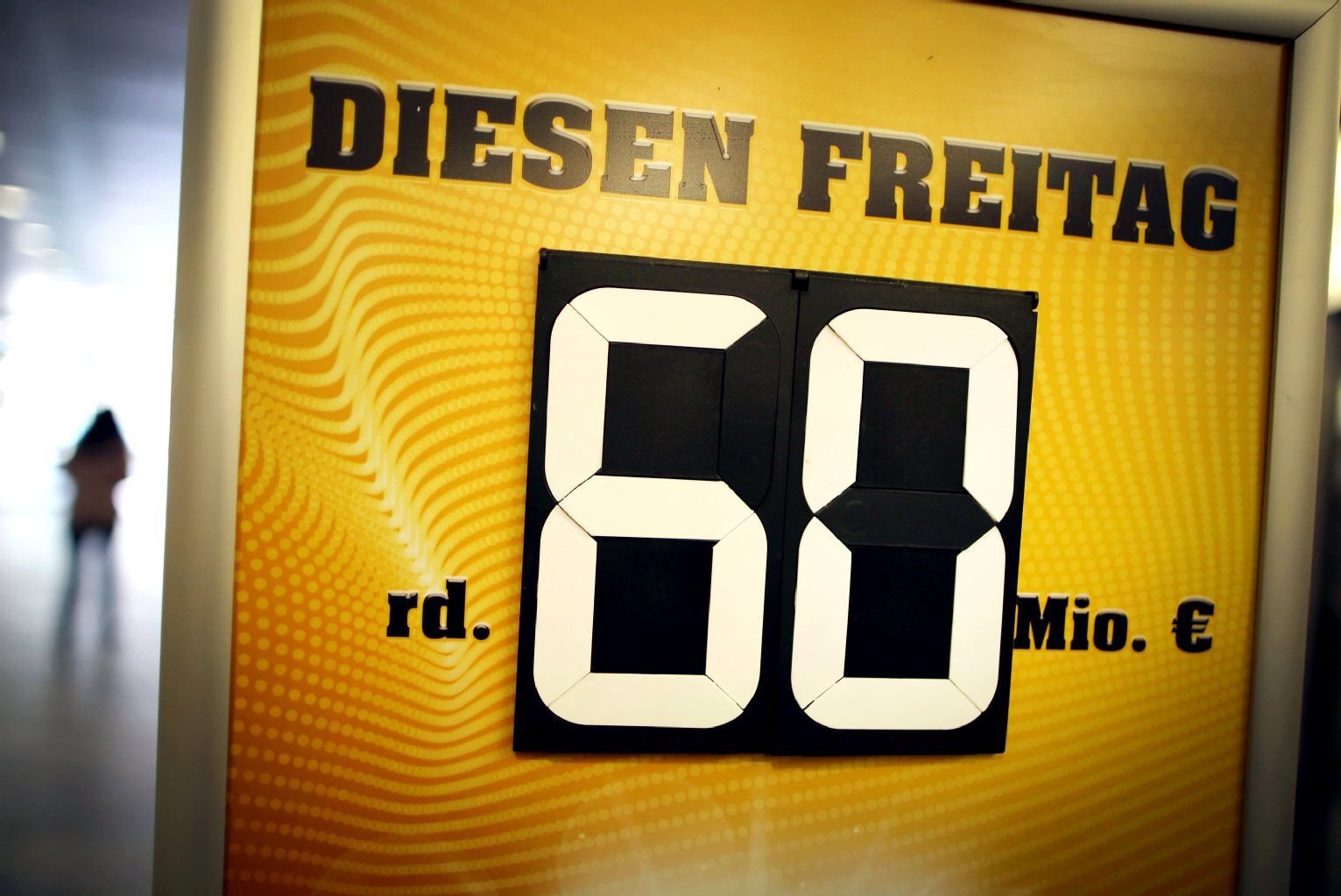 Ein Hinweisschild mit der Rekordsumme von 60 Millionen Euro