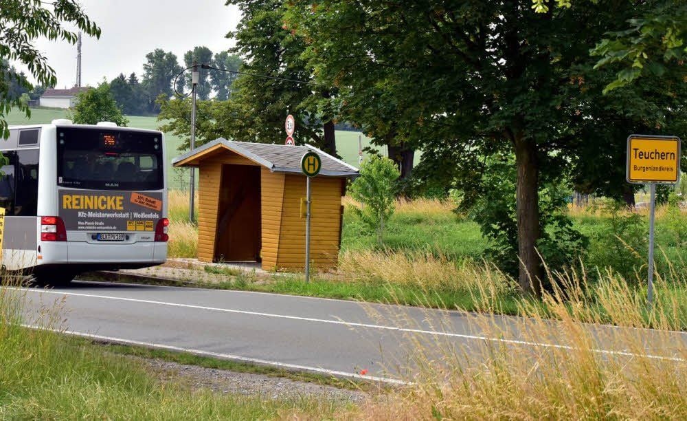 Die Haltestelle am Bahnübergang in Teuchern ist schlecht zu Fuß zu erreichen.