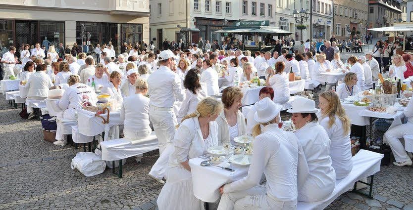 Ganz in Weiß: Das erste Dinner fand 2014 auf dem Markt statt.