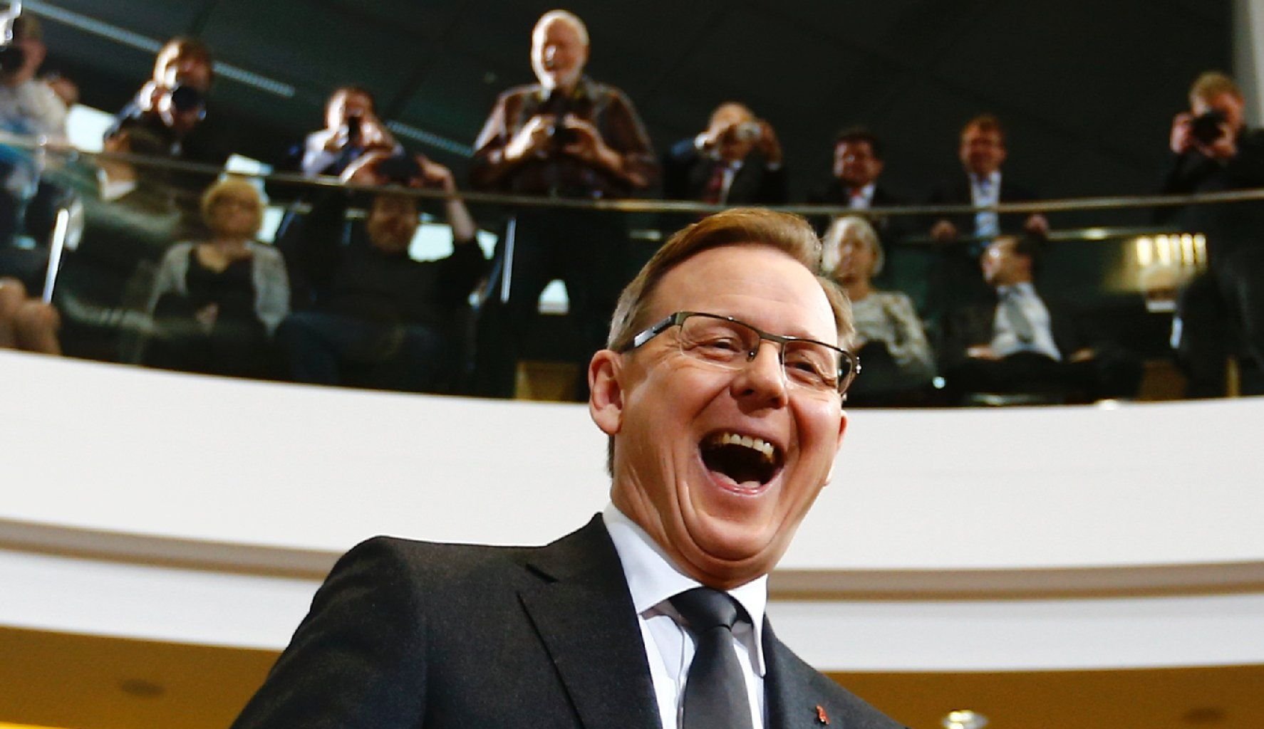 Bodo Ramelow freut sich über seine Wahl zum Ministerpräsidenten Thüringens.