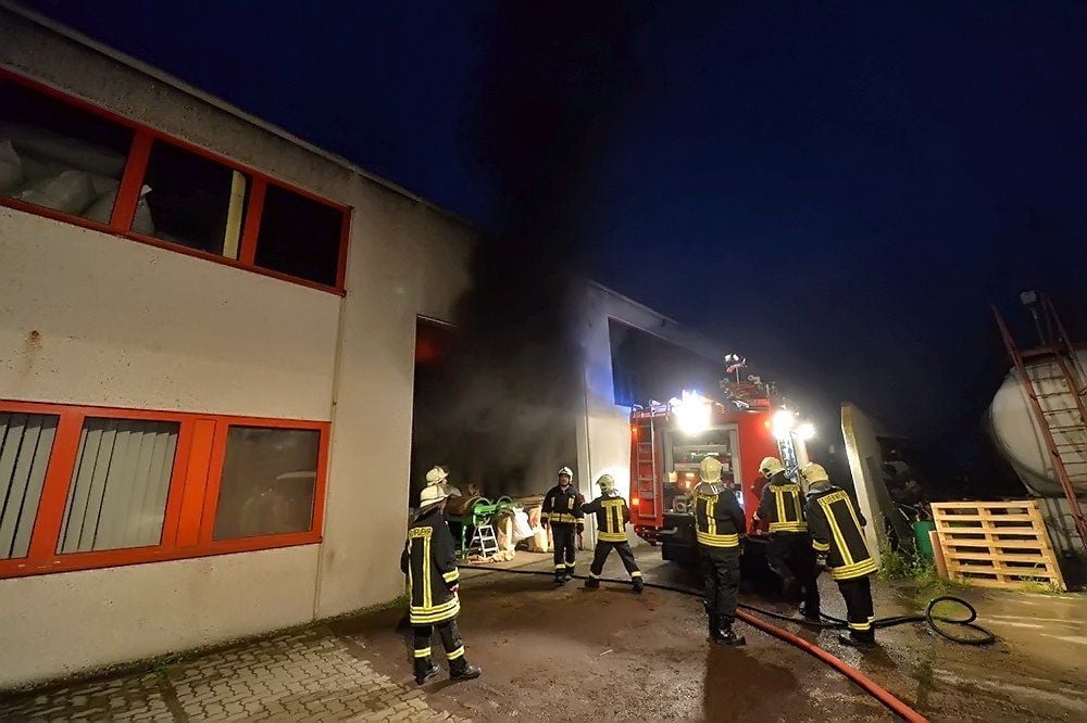 Ein Brand ist am Montagabend in einer Lagerhalle einer Gewürzfirma in Groß Schierstedt ausgebrochen. Schwarze Rauchwolken kommen aus der Halle.