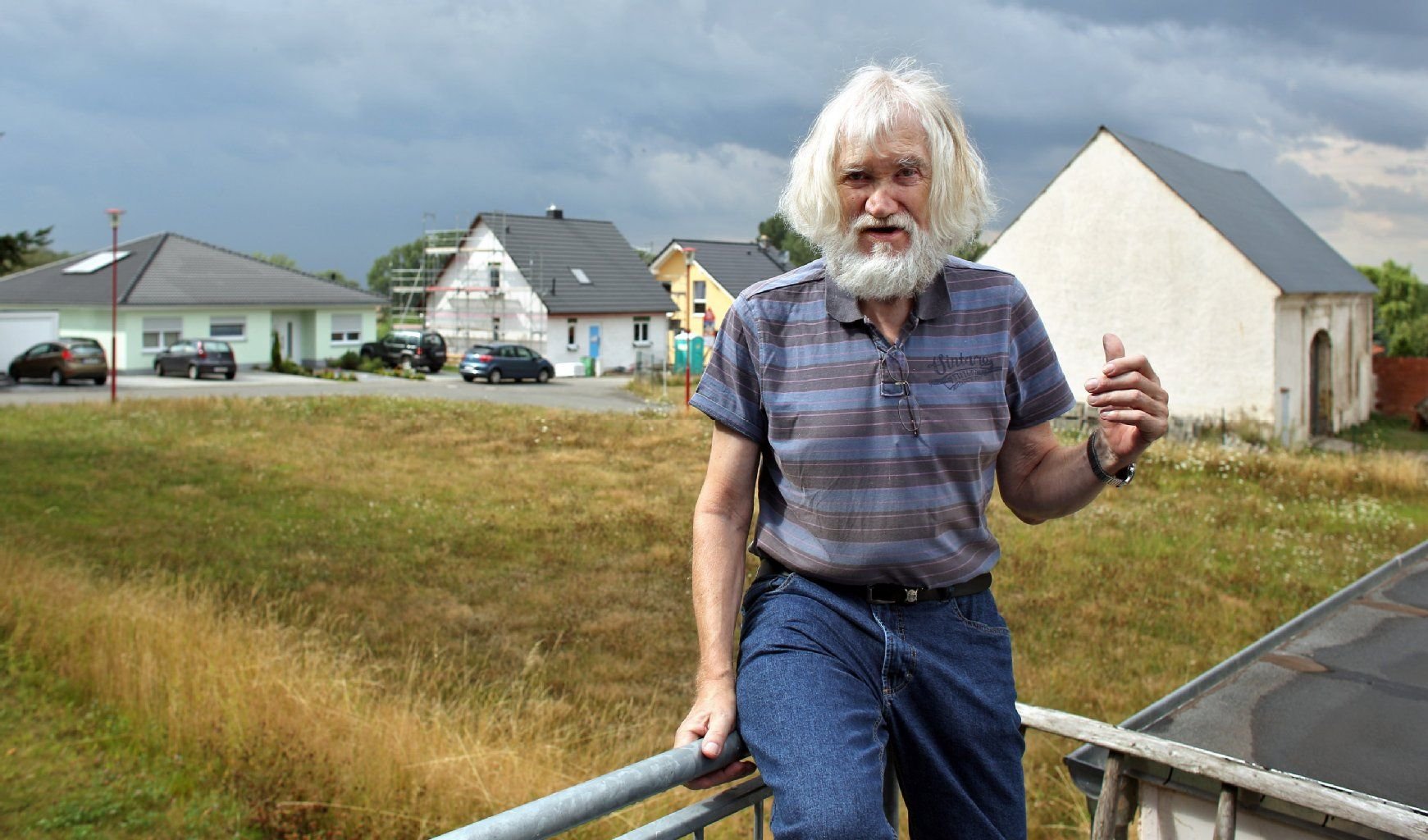 Der ehemalige Pfarrer von Mölbis, Karl-Heinz Dallmann, sitzt vor seinem Haus in Mölbis.