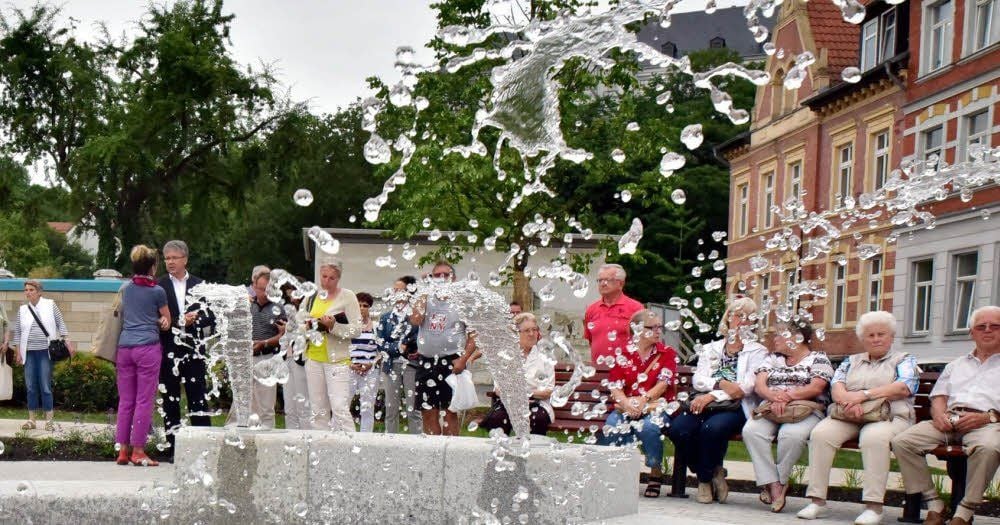 Ein schöner Blickfang sind die neuen Wasserspiele an der Weißenfelser Promenade. Zur Erinnerung: Zur Übergabe kamen viele Bürger.