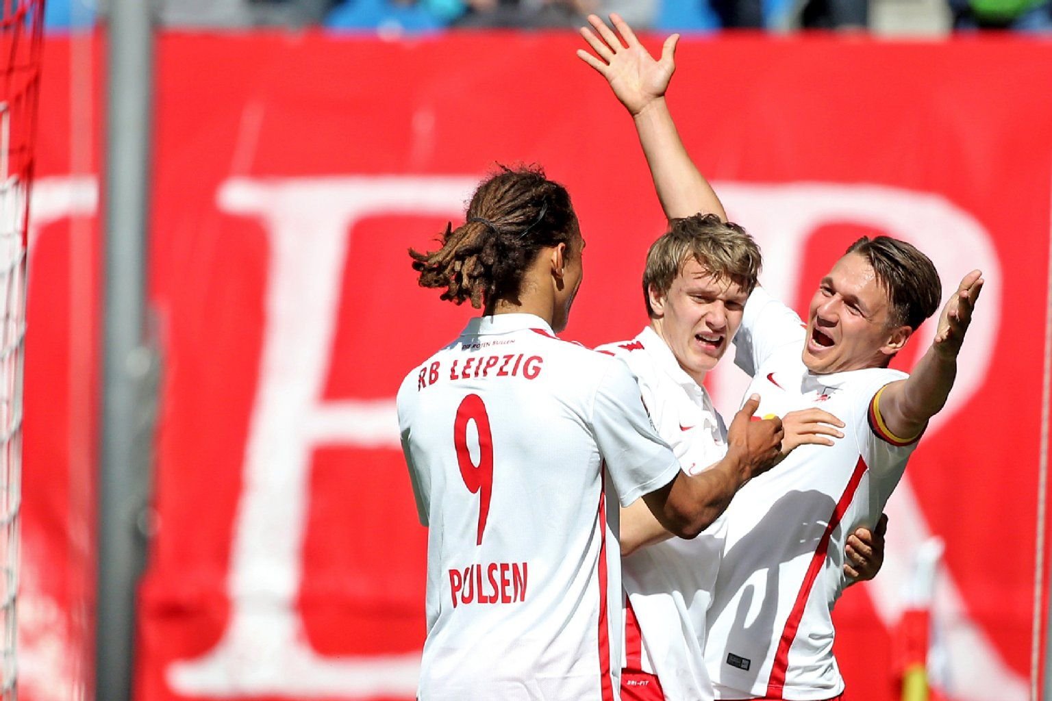 Leipzigs Yussuf Poulsen (l-r), Emil Forsberg und Daniel Frahn jubeln nach einem 1:0 für RB Leipzig.