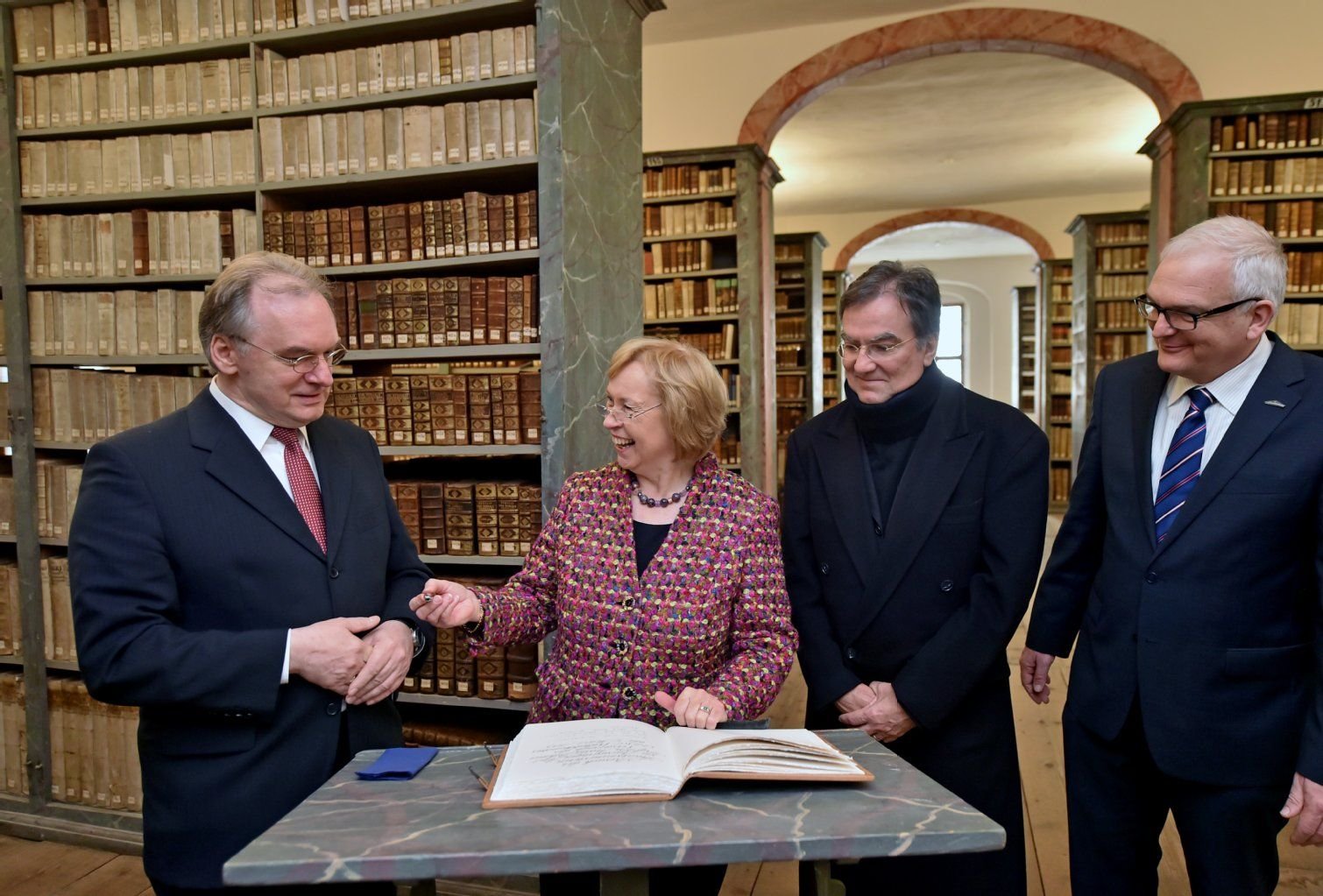 Thomas Müller-Bahlke, Michael Worbs, Maria Böhmer und Reiner Haseloff in der Kulissenbibliothek der Franckeschen Stiftungen in Halle (Saale)