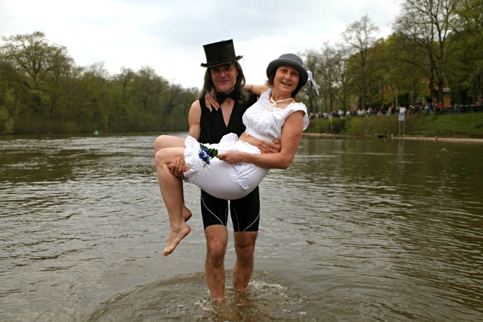 Die Gewinner des Kostümwettbewerbs: das Ehepaar Lutz und Cornelia Rademacher kurz vor dem Anschwimmen.