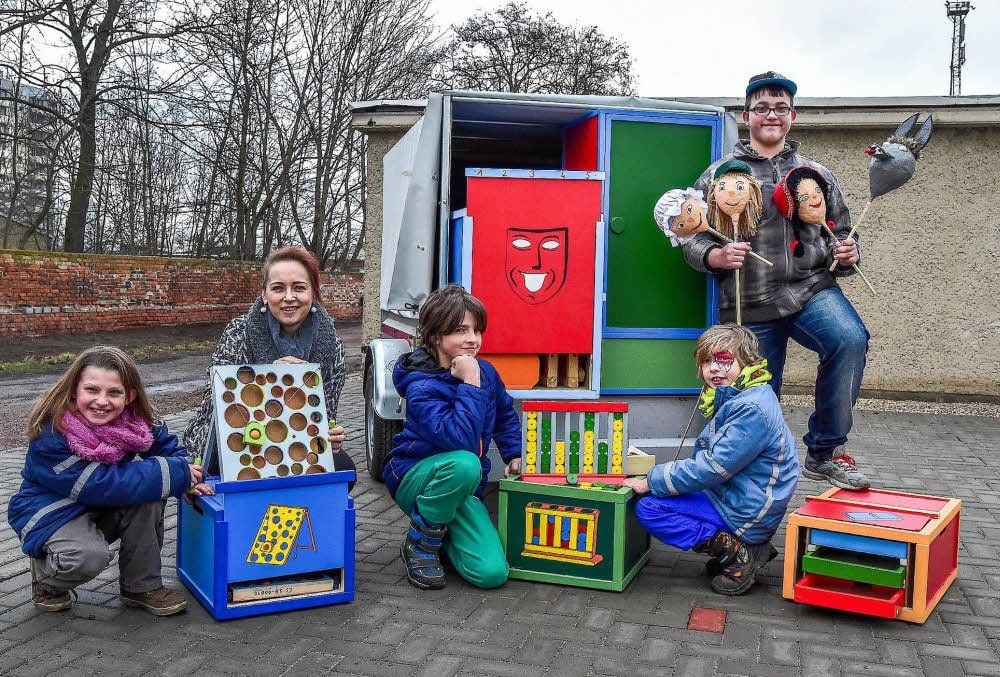 Diese Kisten haben es in sich. Was drinsteckt, das zeigen uns Jona, Vereinsvorsitzende Jenny Grumbach, Pascal, Lucien und Lukas (von links).