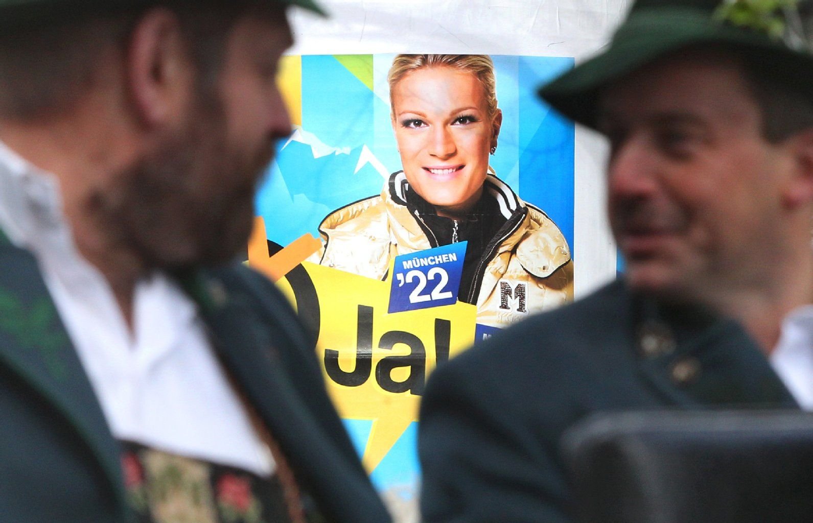 Skirennläuferin Maria Höfl-Riesch wirbt auf einem Plakat für eine Bewerbung Münchens um die Olympischen Winterspiele 2022.