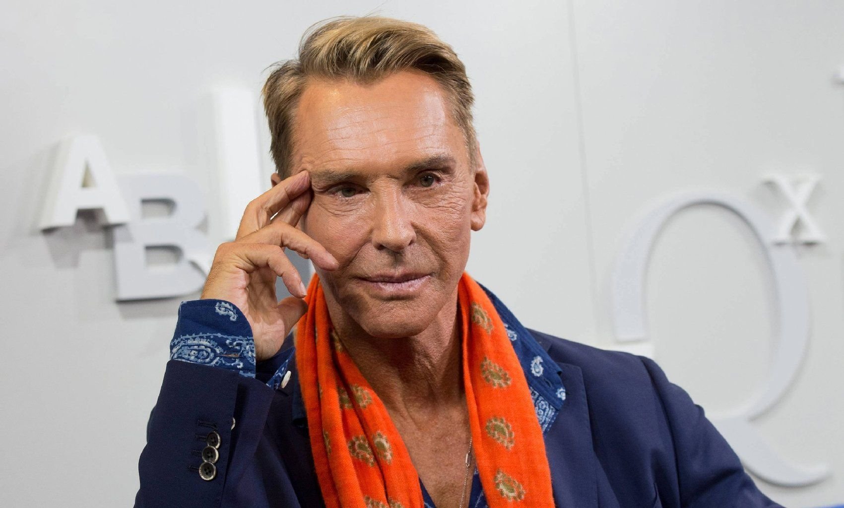 Erinnerungsbuch für GNTM-Jury-Mitglied Wolfgang Joop: Die Modelanwärterinnen mögen den Designer sichtlich.