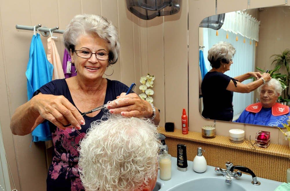 Antje Salzmann steht immer noch mitten im Berufsleben, nun sucht sie Friseurschülerinnen, die 1957 in Zeitz an der Berufsschule begannen.