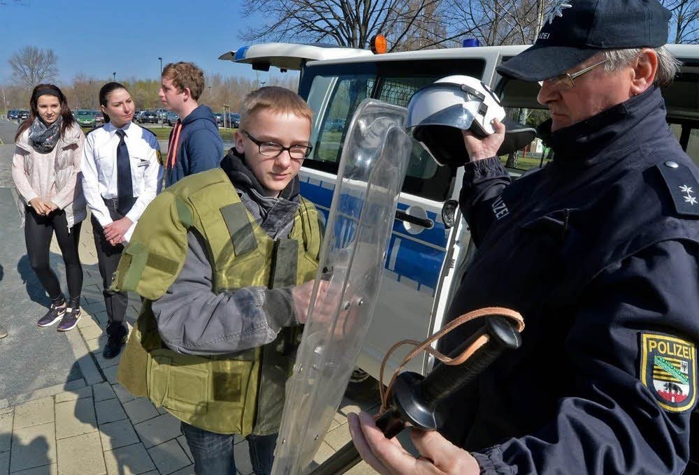 Max Kruse lässt sich von Polizeioberkommissar Gerald Lutze einkleiden.