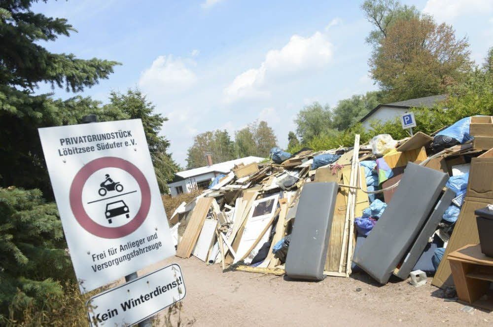 Erneut liegen Sperrmüllberge am Südufer des Löbitzsees.
