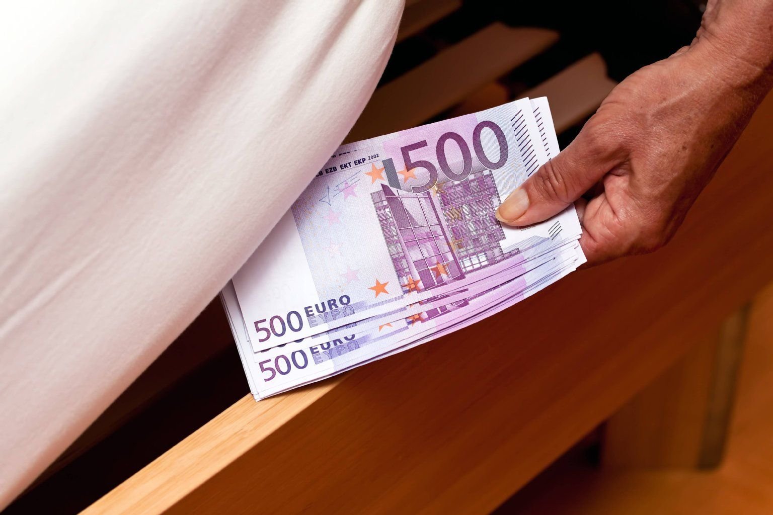 Geld unter der Matratze zu verstecken, ist laut Kriminalpolizei fahrlässig. Am besten werden Geld, Gold und Schmuck, Sammlungen, Verträge und Urkunden in einem Bankschließfach aufgehoben.