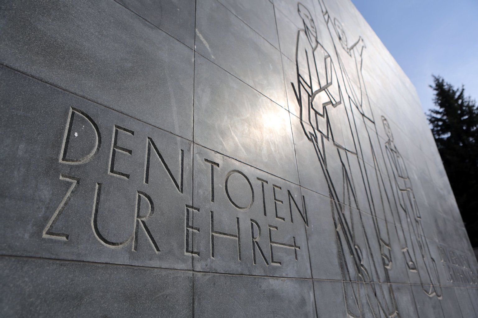 «Den Toten zur Ehre, den Lebenden zur Mahnung» steht am Mahnmal für die Opfer des Faschismus am 18.04.2013 in Zwickau (Sachsen).