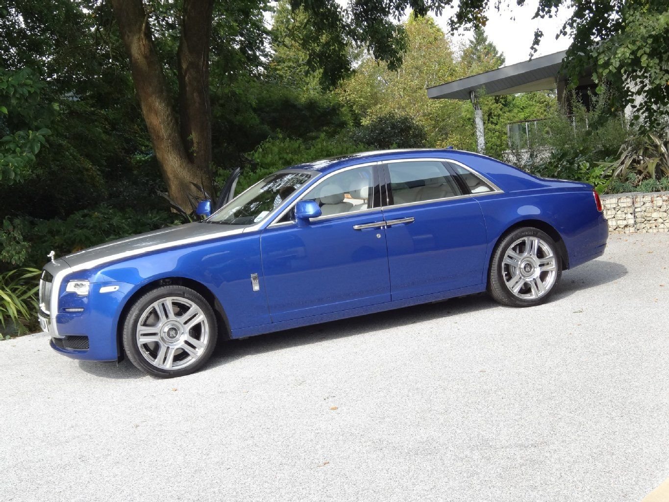 570 PS Leistung und ein maximales Drehmoment von 780 Newtonmetern – der Ghost II ist genau so motorisiert wie sein 2009 vorgestellter Vorgänger.