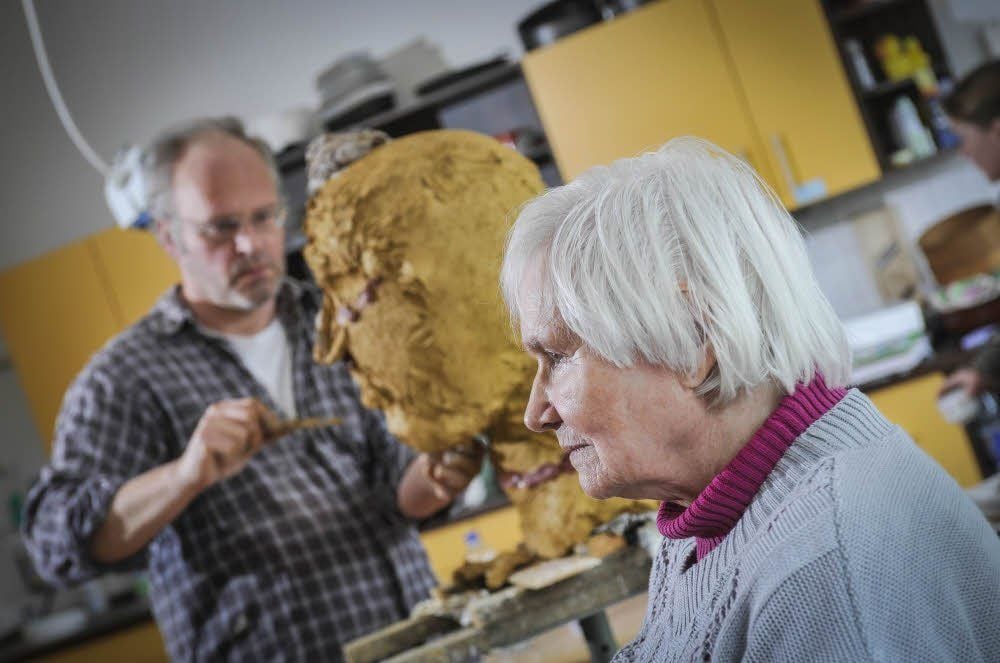 Als Modell für einen Bildhauer hat Charlotte John mit ihren 85 Jahren noch mal eine völlig neue Erfahrung gemacht.