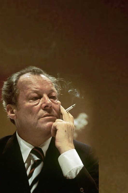 Willy Brandt 1976 auf dem SPD-Parteitag in Bochum. Seine Ehefrau Rut hatte ihm das Rauchen verboten.