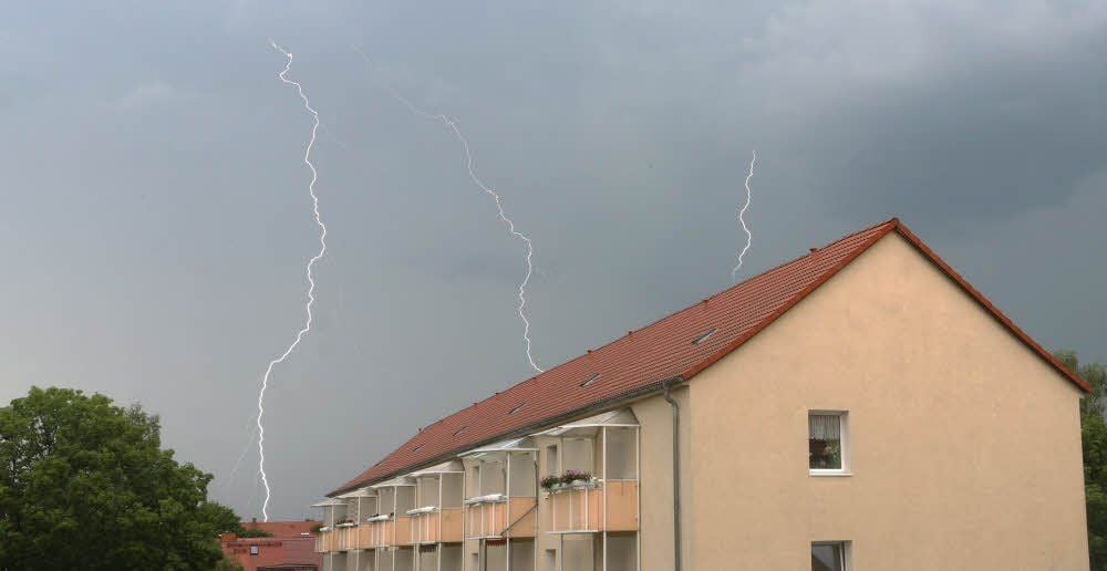 Wie auf dem Foto über dem Stadtteil Frohe Zukunft sind am viele Blitze im Stadtgebiet von Halle eingeschlagen.