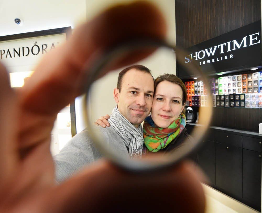 Nach 17 Jahren wollen Annett Weinelt und Alexander Hübel einen Ehering aussuchen.