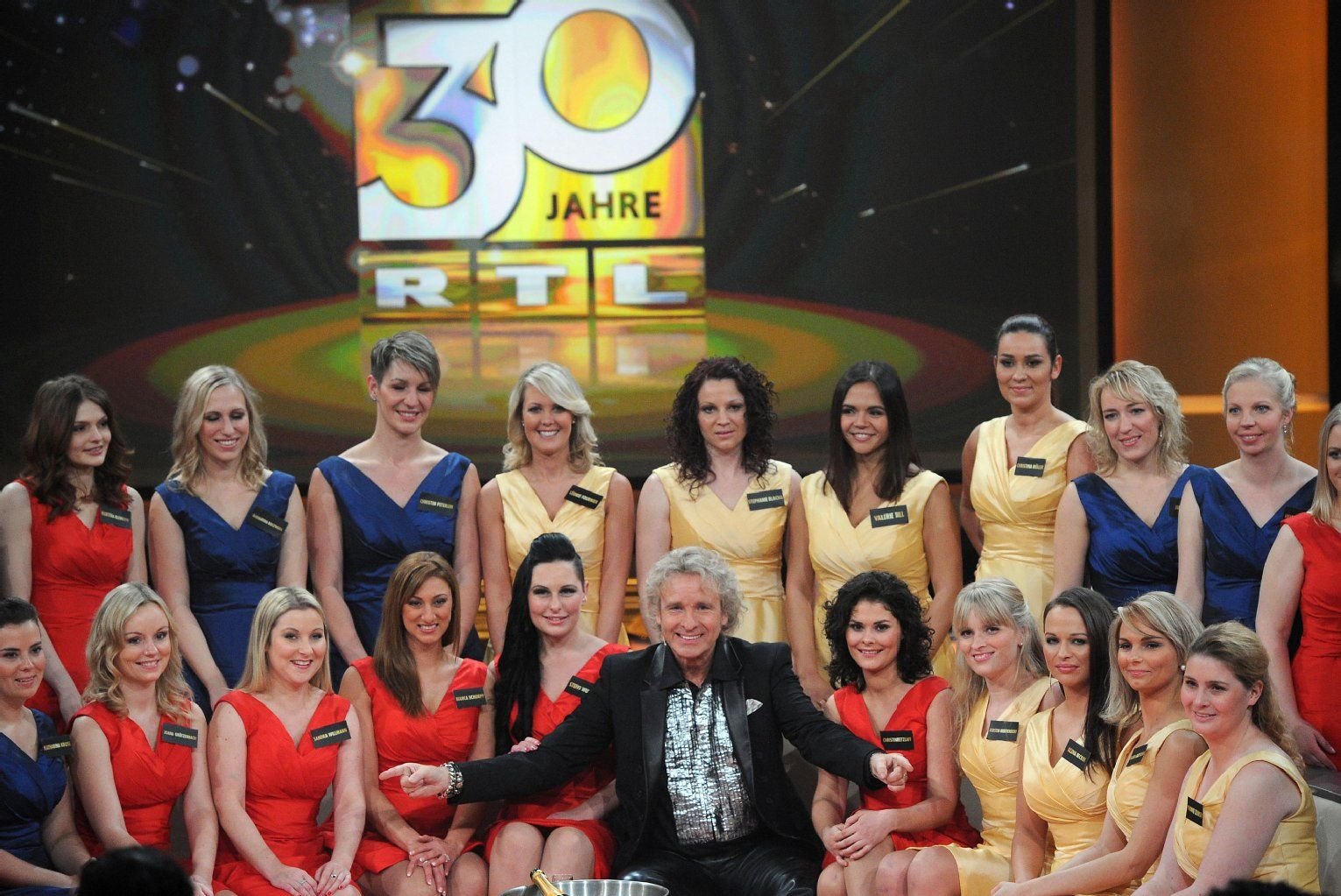Moderator Thomas Gottschalk (m.) steht bei der Aufzeichnung der RTL-Fernsehshow "30 Jahre RTL - Die große Jubiläumsshow" auf der Bühne mit 30 Damen, die am 02.01.1984 geboren wurden - genau wie RTL.