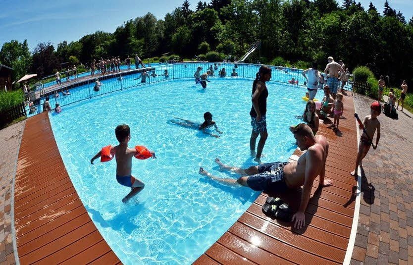 Besucher in einem Freibad