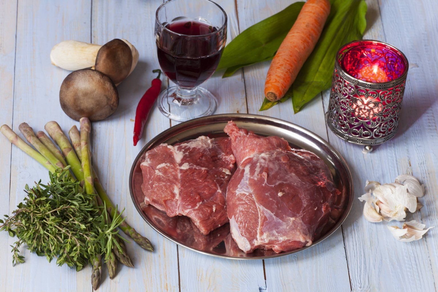 Wer sich nach einer „Low Carb Diet“ ernährt, bekommt besonders Fleisch und Gemüse auf den Teller.