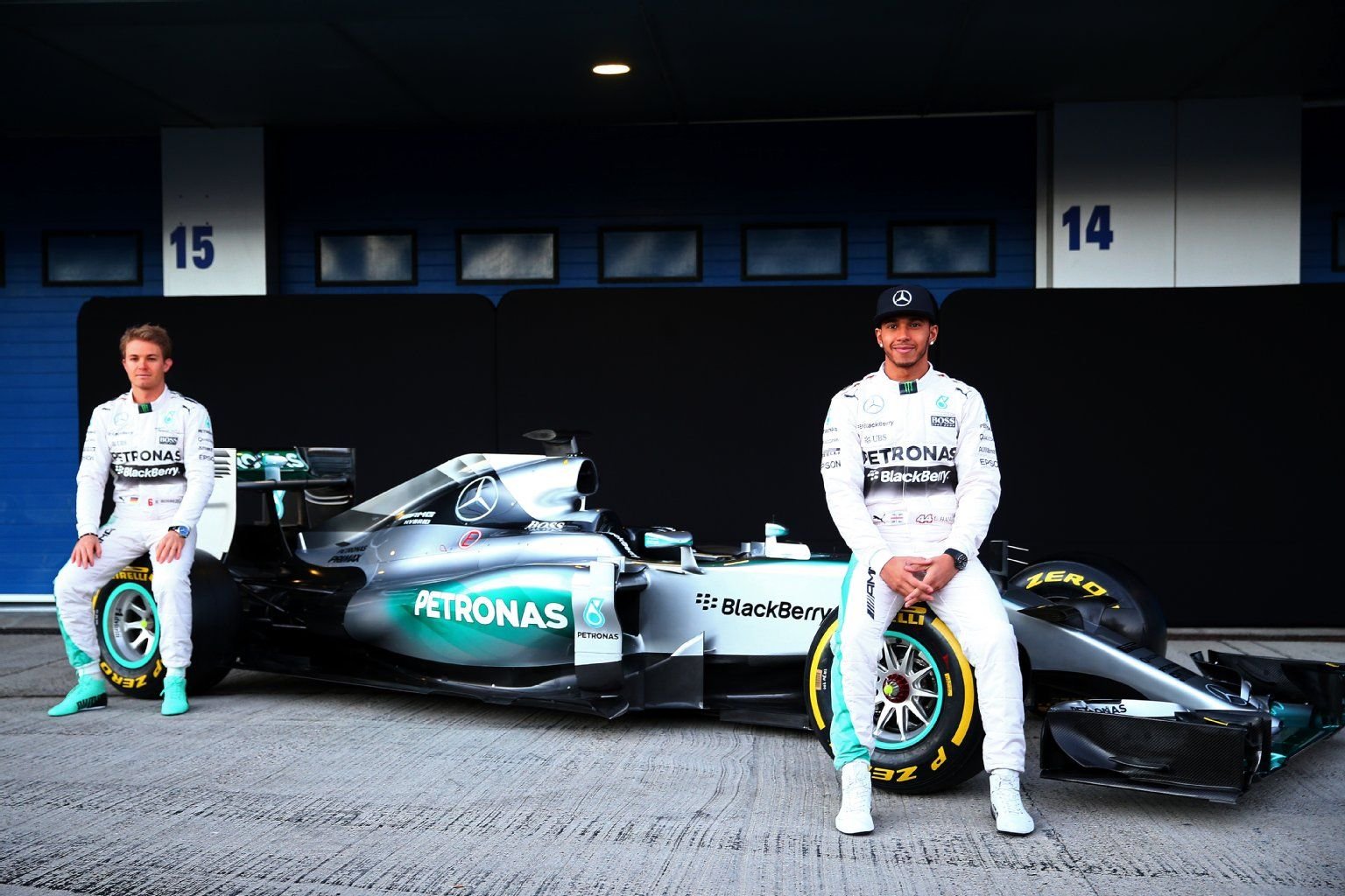 Nico Rosberg (l.) und Lewis Hamilton präsentieren ihren neuen Mercedes-Boliden