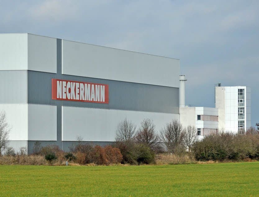 Online-Händler zieht in frühere Neckermann-Halle.