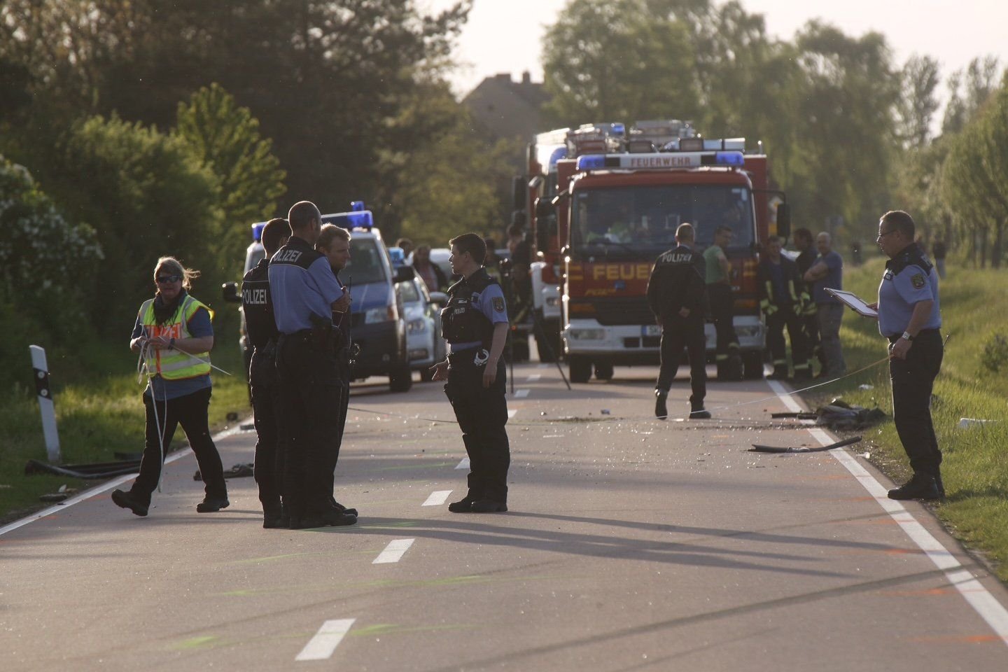 Bei einem schweren Unfall in der Nähe von Löbejün starb ein Pkw-Fahrer. Ein Motorradfahrer wurde verletzt.