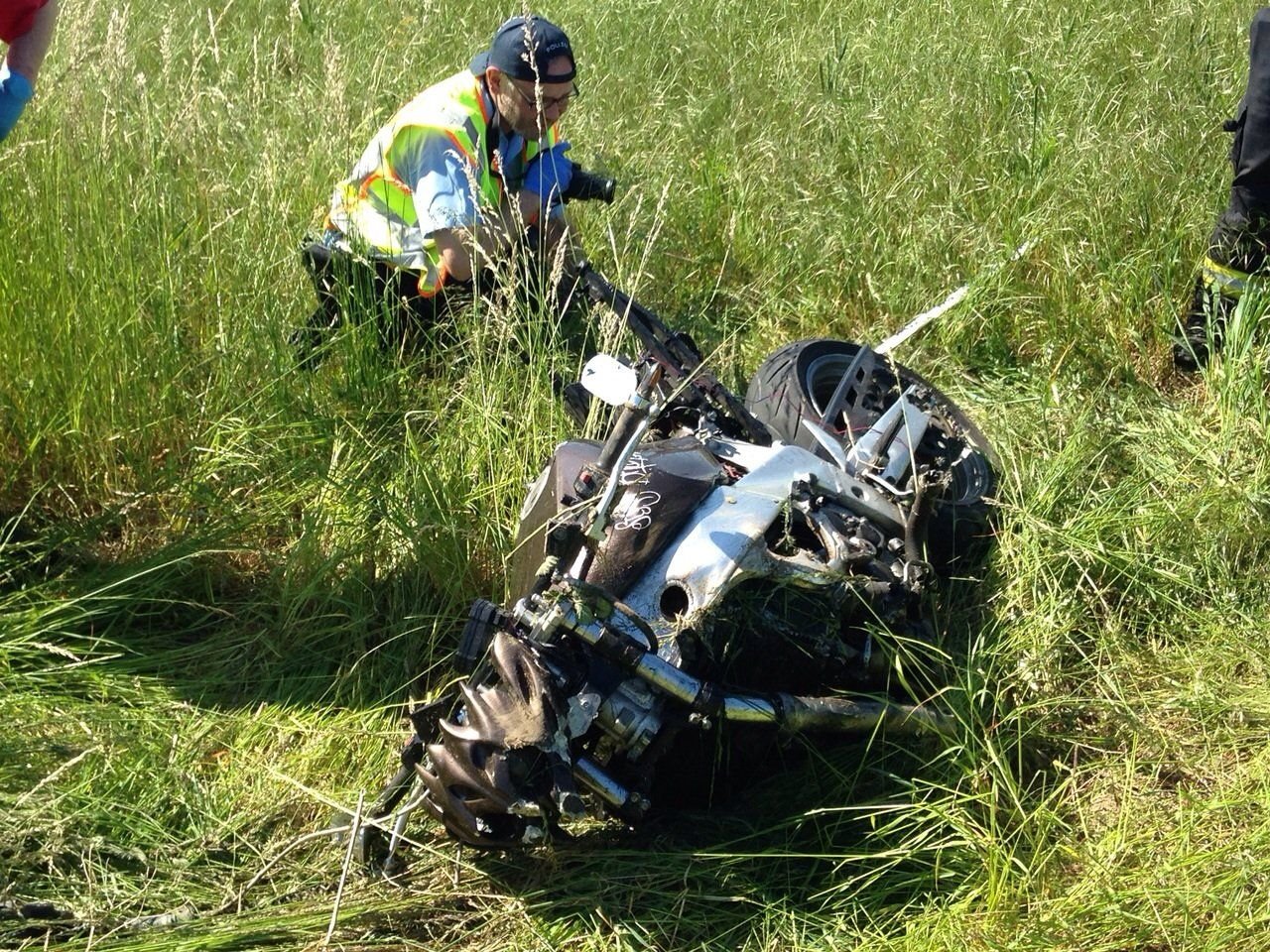 Auf der Landstraße zwischen Alsleben und Sandersleben ereignete sich ein schwerer Unfall, bei dem ein Motorradfahrer in Höhe des Abzweigs nach Belleben frontal mit einem entgegenkommenden Pkw zusammenstieß.