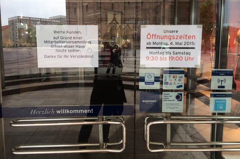 Die Kunden stehen in Dessau derzeit vor einem verschlossenen Karstadt.