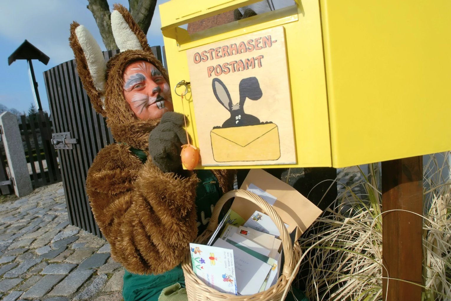 Findet der Osterhase mich auch im Urlaub? Besorgte Kinder schicken ihre Fragen an das Osterhasenpostamt.