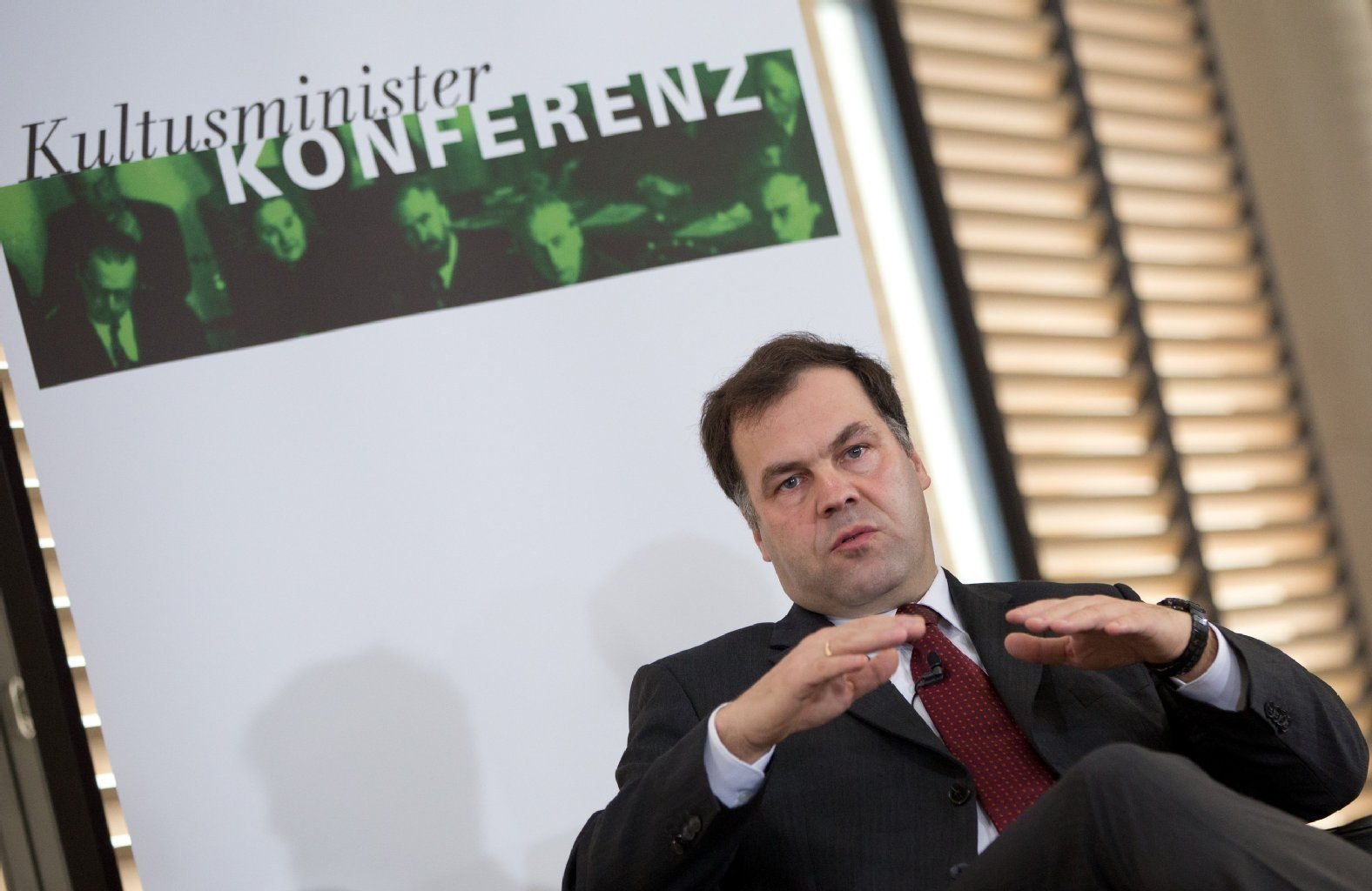 Sachsen-Anhalts Kultusminister Stephan Dorgerloh (SPD) posiert als neuer Präsident der Kultusministerkonferenz