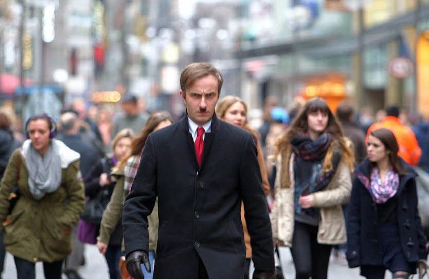 Er ist wieder da: Jan Böhmermann geht als Hitler durch Köln.