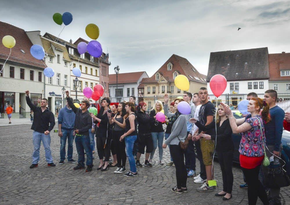 Familie und Freunde lassen nach dem Gottesdienst für den verstorbenen Béla Petzsche Luftballons in den Himmel steigen.