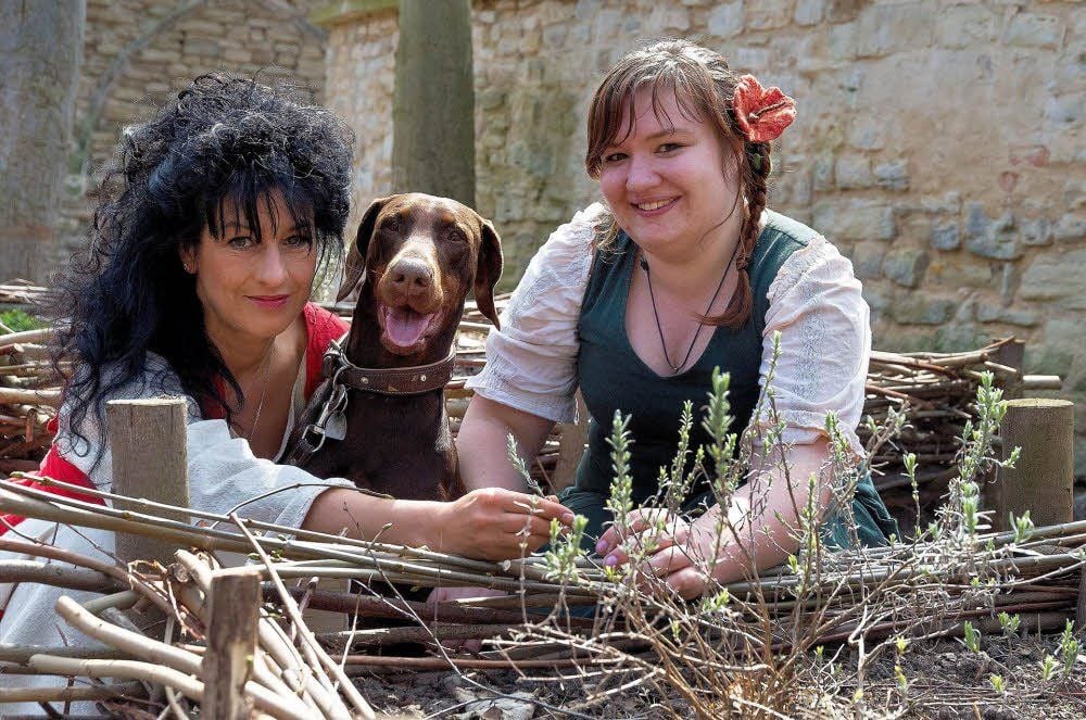 Annabelle Grothe (r.) und Cornelia Höhne mit ihrer Hündin Annabell von Sachsen-Merseburg.