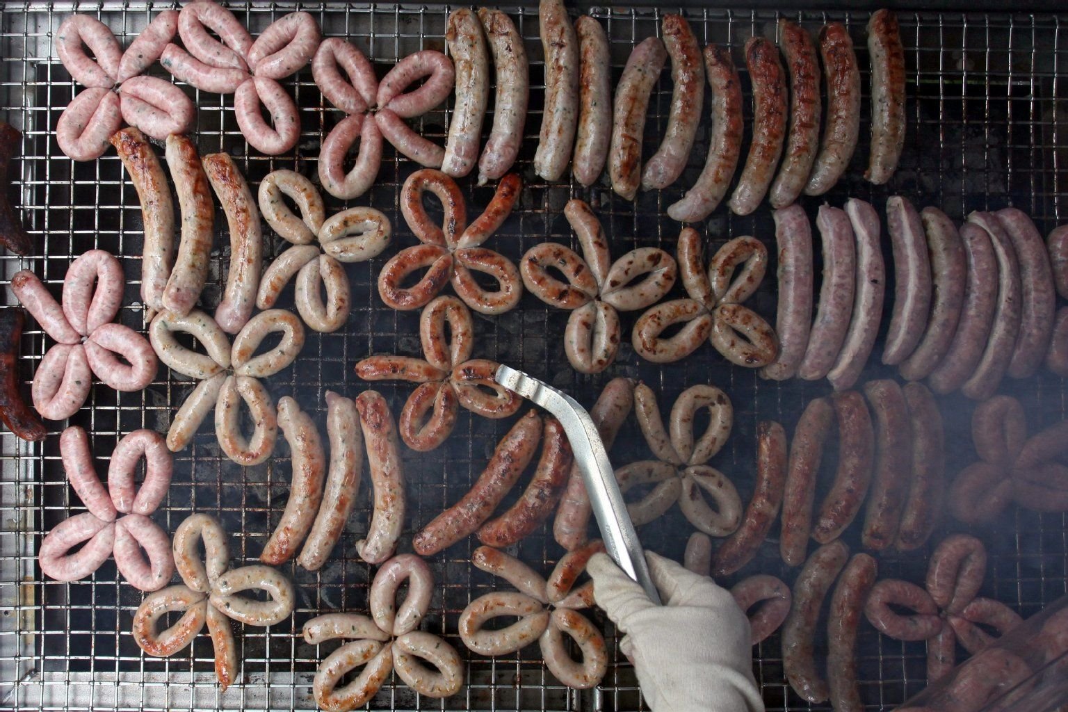 Waren die Würste doch zu lange auf dem Rost lagen, sollte man das verkohlte Grillgut auf keinen Fall essen. Auch dunkle Stellen sollte man nach Angaben der DGE nicht mehr verzehren.