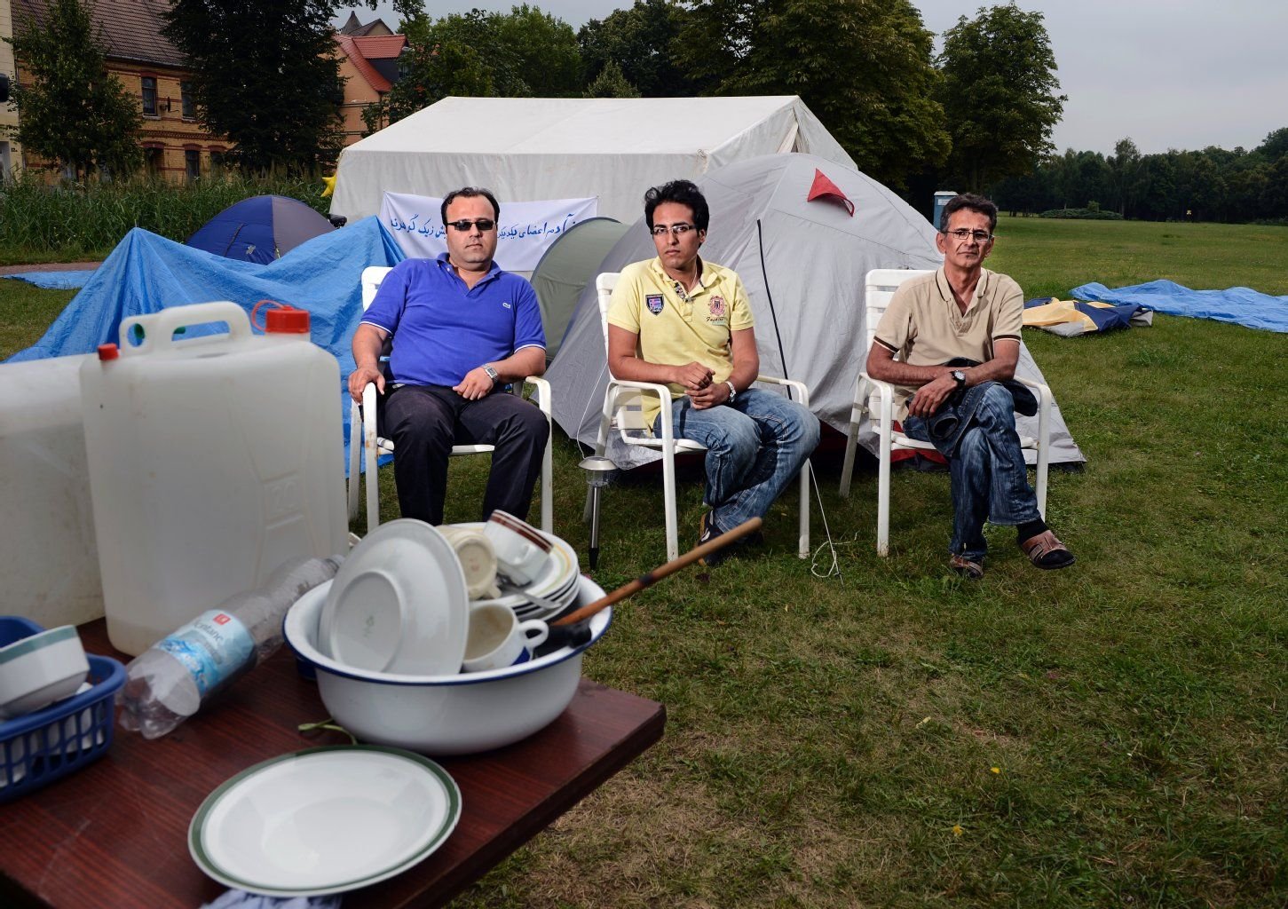 In Bitterfeld haben Flüchtlinge in der Walther-Rathenau-Straße ein Flüchtlingscamp aufgebaut. Seit Mittwoch (14. August) sind drei Männer aus dem Iran im Hungerstreik.