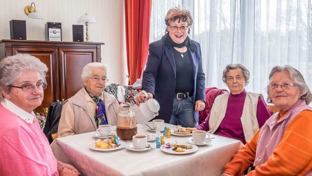 Dass sie große Sorgen hat, lässt sich Marion Sommer-Manns bei „ihren“ Bad Schmiedeberger Senioren nicht anmerken.