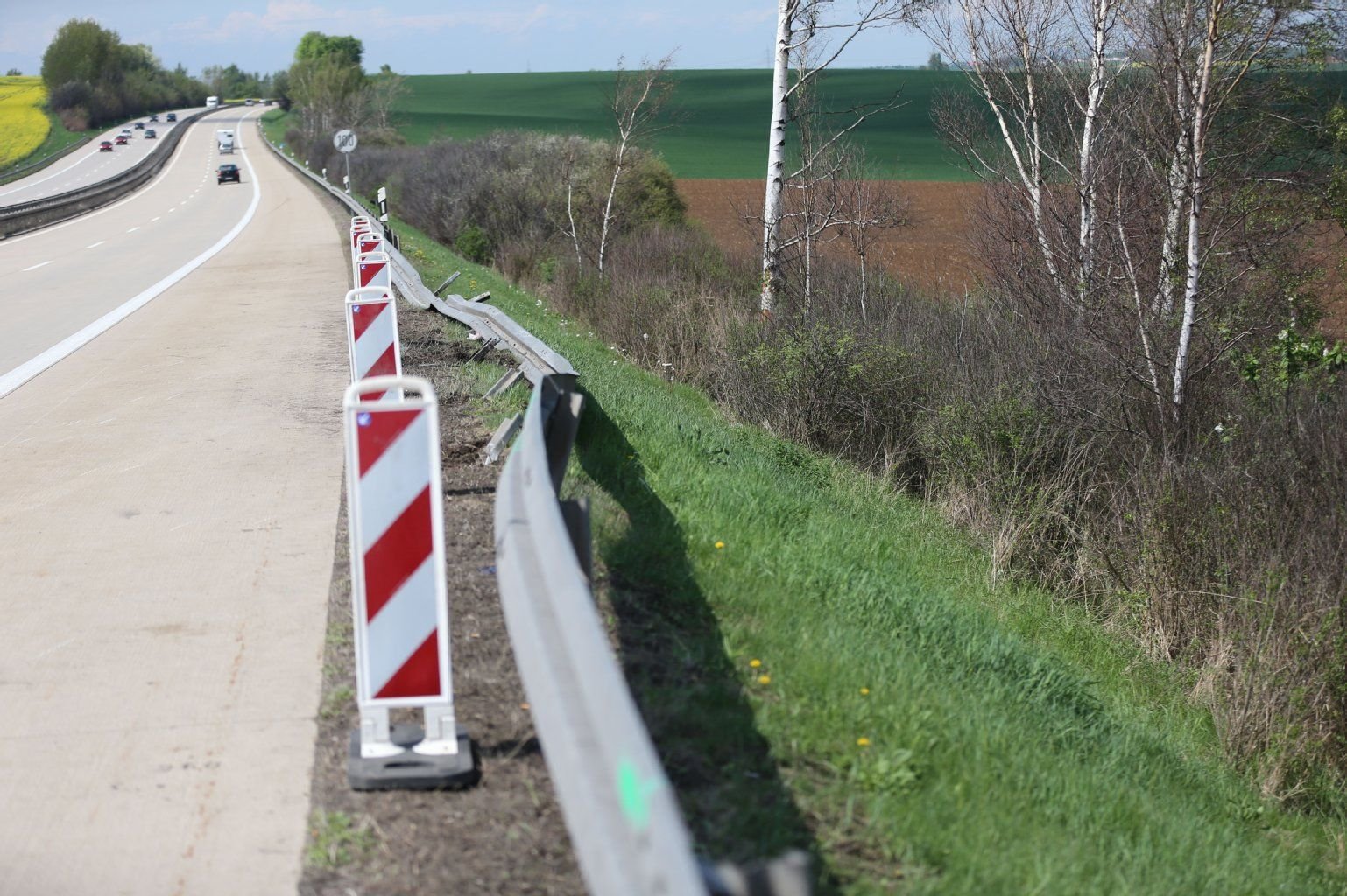 Am Mittwoch kamen zwei Polizisten ums Leben, als der Mannschaftsbus von der Autobahn 14 abkam und eine Leitplanke durchbrach.