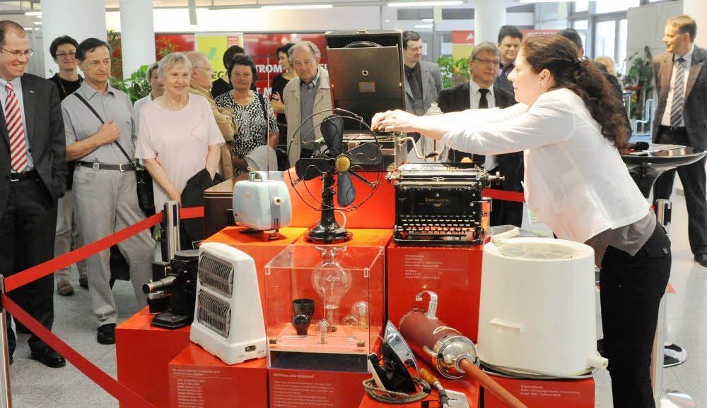 Im Kundencenter der Stadtwerke an der Bornknechtstraße stellt die Energieversorgung Halle noch bis zum 30. Juni historische Haushaltsgeräte aus. Viele Interessenten kamen am Dienstag zur Eröffnung.