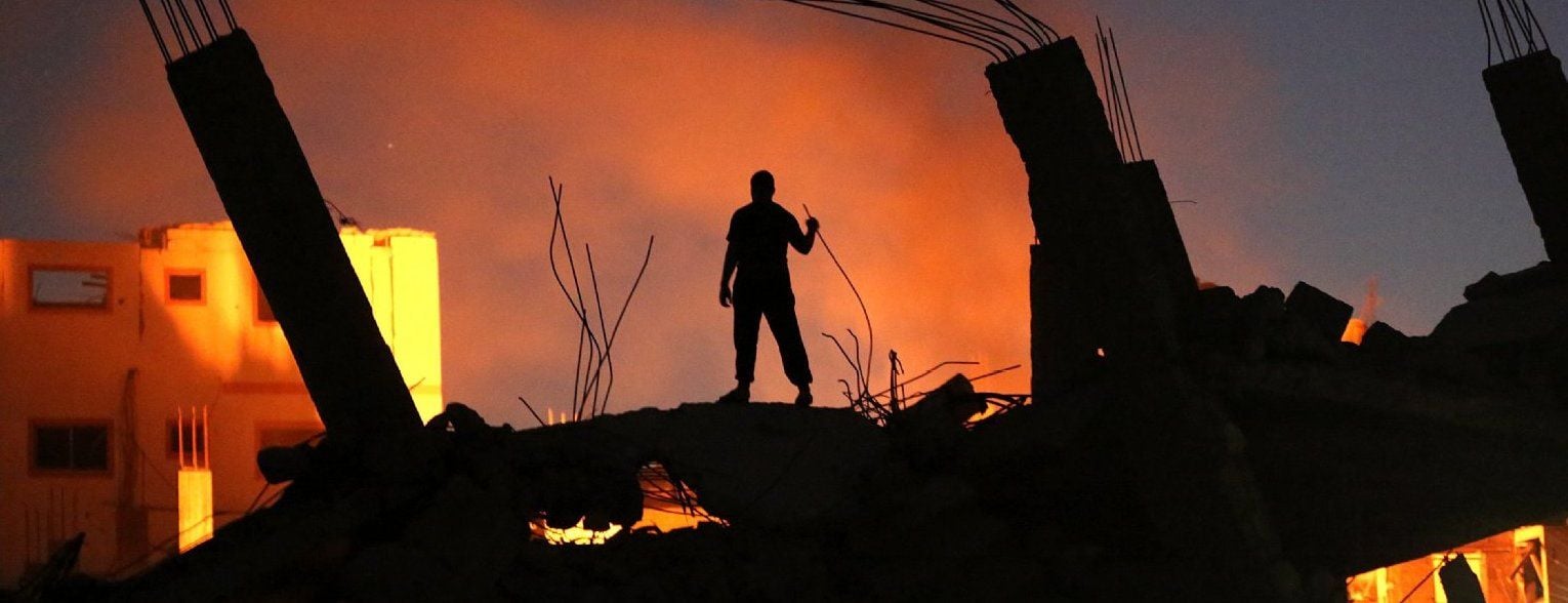 8. Juli 2014 – Nach massivem Raketenbeschuss radikaler Palästinenser beginnt Israel die Militäroperation „Fels in der Brandung“ mit Angriffen auf den Gazastreifen. Bis zu einer unbefristeten Waffenruhe am 26. August sterben mehr als 2100 Menschen, rund 20 000 Wohnungen sind zerstört.