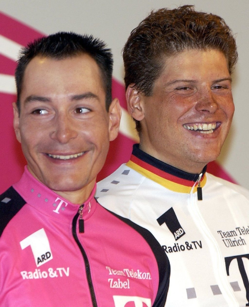 Lachend unterhalten sich der deutsche Sportler des Jahres, Erik Zabel (l.), und Olympiasieger Jan Ullrich im Trikot des Deutschen Meisters in Berlin (28.01.2002).