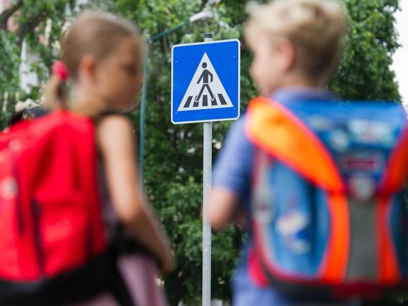 Der ADAC verteilt Sicherheitswesten an die ABC-Schützen in Halle, damit die Erstklässler auf dem Weg zur Schule von Autofahrern besser gesehen werden können.