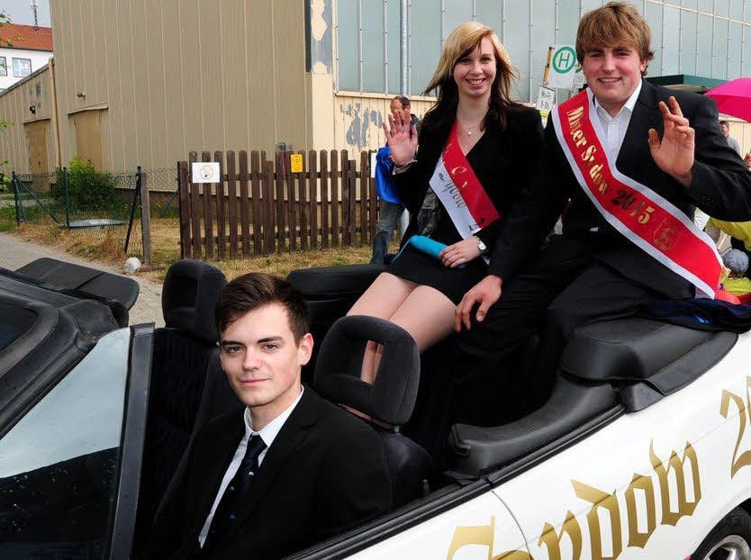 Zur ersten Amtshandlung des neuen Mr. Sydow Fabian Grießig gehörte die Teilnahme am Festzug, neben ihm Miss Sydow Annika Felgentreu.