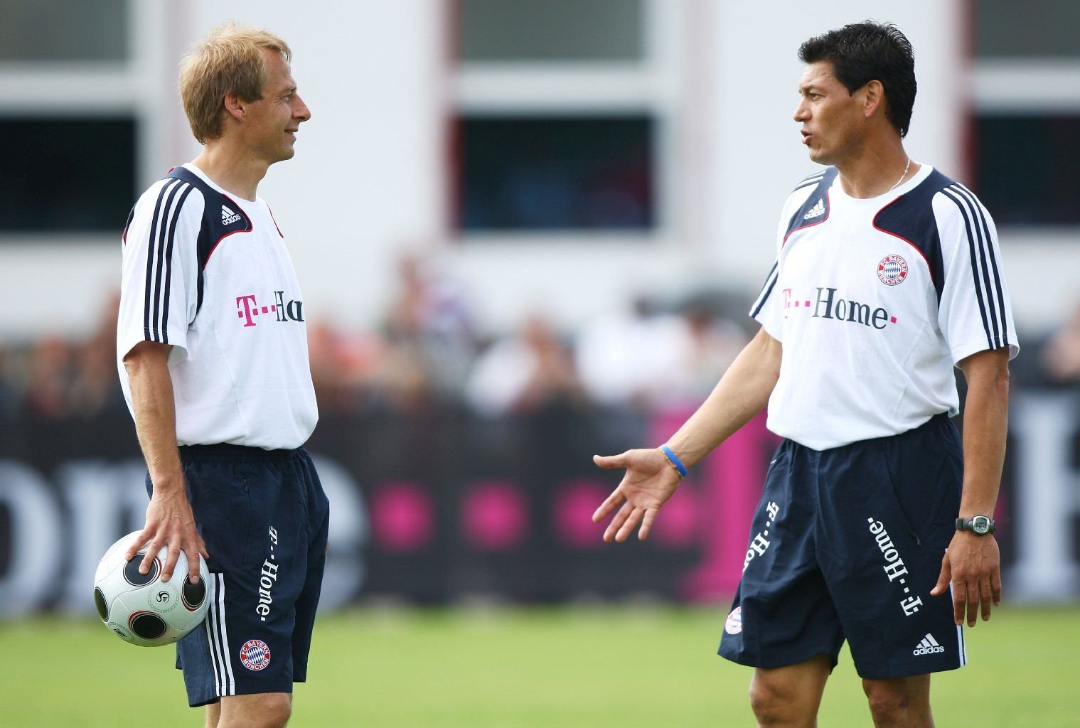 Ihre Arbeit beim FC Bayern war nicht von Erfolg gekrönt: Chefcoach Jürgen Klinsmann und sein Assistent Martin Vasquez.