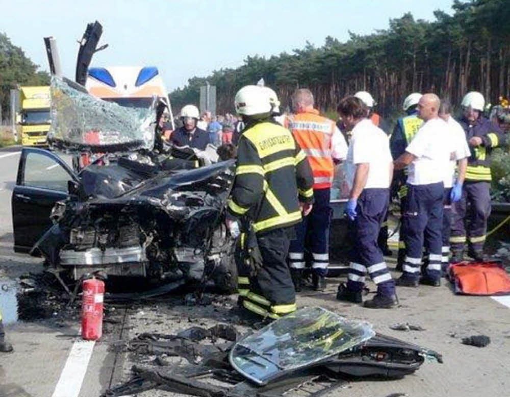 Rettungskräften bot sich auf der Autobahn 9 bei Köselitz ein Bild der Verwüstung, ein Laster samt Schilderwagen war über die Mittelleitplanke geschoben worden.