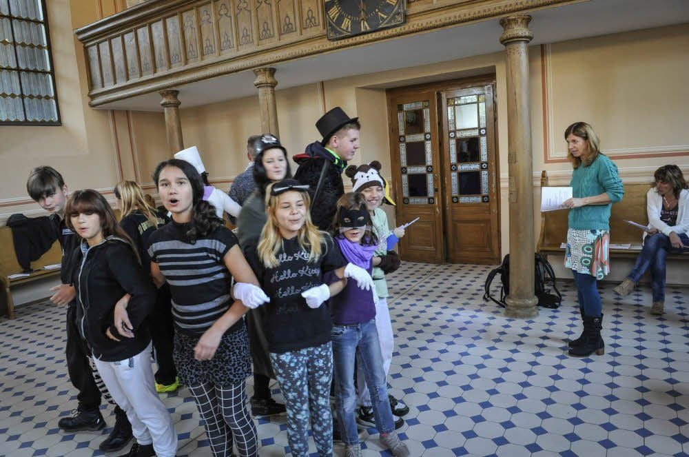 Probe für die Kinderoper „Burndibár“ im Museum Synagoge Gröbzig.