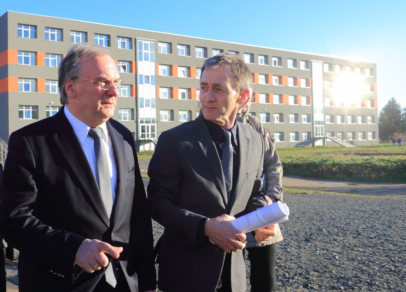 Reiner Haseloff (CDU, l), Ministerpräsident Sachsen-Anhalts, wird am 13.01.2015 bei seinem Besuch der Zentralen Aufnahmestelle für Asylbewerber des Landes Sachsen-Anhalt (Zast) in Halberstadt vom Zast-Behördenleiter Eckard Stein begleitet.